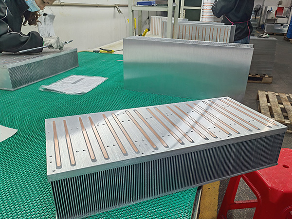 Double base plate radiator